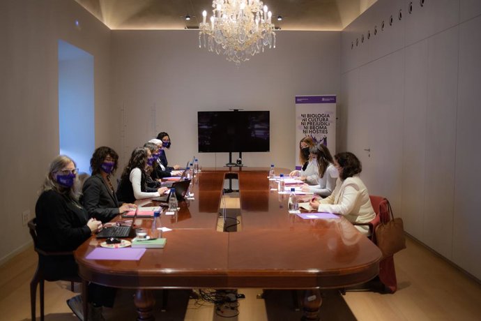 La ministra d'Igualtat, Irene Montero, durant una reunió amb la consellera d'Igualtat i Feminismes, Tnia Verge, a la Generalitat