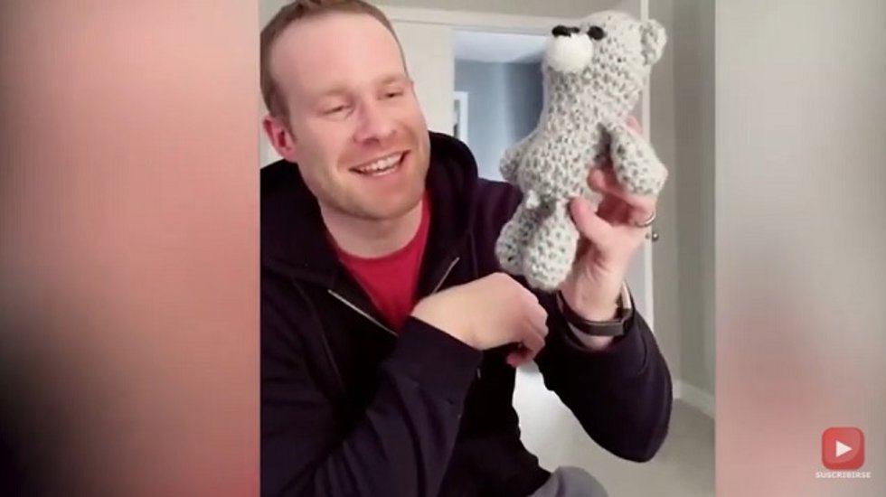 Este padre cosió sin querer un peluche inadecuado para su hijo