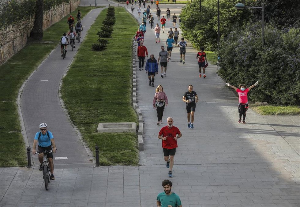 Archivo - Deportistas en el Jardín del Turia de Valncia