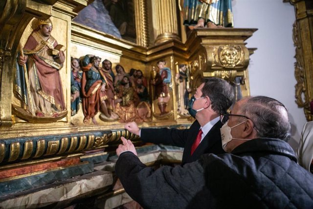 El presidente de Castilla-La Mancha, Emiliano García-Page inaugura, en la localidad de Torre de Juan Abad (Ciudad Real), la rehabilitación del retablo de la iglesia de Nuestra Señora de los Olmos.