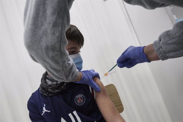 Un niño es vacunado contra la Covid-19.