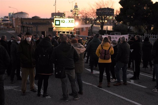 Concentración ante la planta de Iqoxe en La Canonja (Tarragona) por el segundo aniversario de la explosión que causó tres muertos.