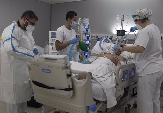 Varios sanitarios alrededor de un paciente ingresado en la UCI del Hospital Enfermera Isabel Zendal, a 13 de enero de 2022