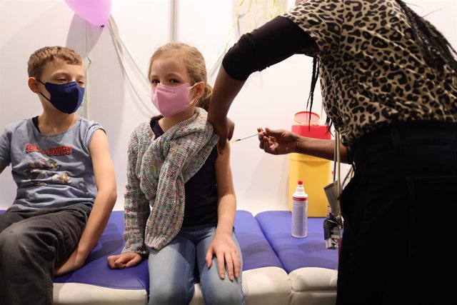 Dos niños se vacunan contra el coronavirus en Colonia, Alemania.