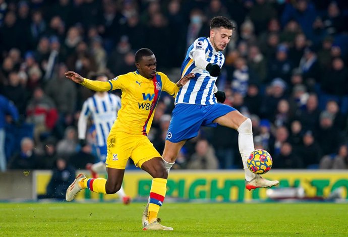14 January 2022, United Kingdom, Brighton: Brighton and Hove Albion's Jakub Moder (R) and Crystal Palace's Tyrick Mitchell battle for the ball during the English Premier League soccer match between Brighton & Hove Albion and Crystal Palace at the AMEX S