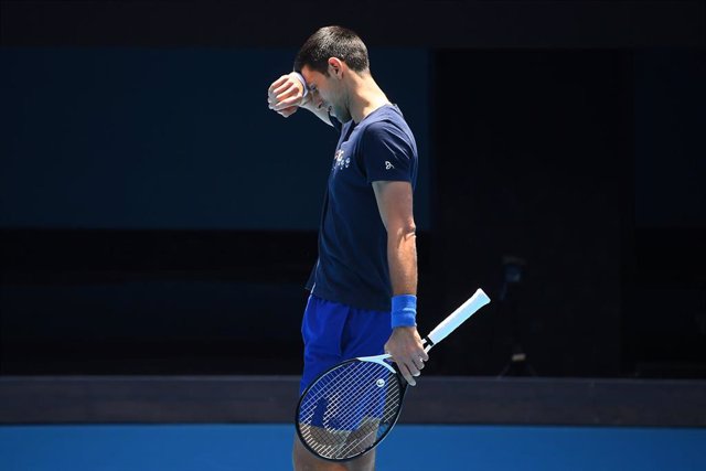 Novak Djokovic se seca el sudor durante un entrenamiento en Melbourne esta semana