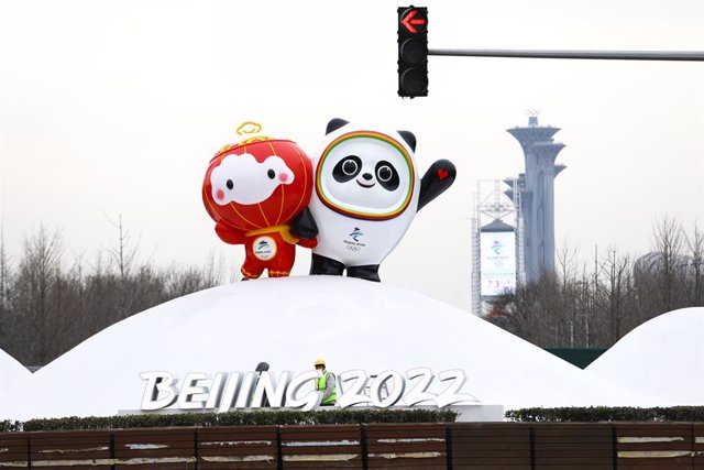 13 January 2022, China, Beijing: Figures of Shuey Rhon Rhon and Bing dwen dwen, the mascots of the 2022 Winter Olympic Games and Winter Paralympic Games in Beijing, are seen installed on Beichen Road. Photo: Song Jiaru/SIPA Asia via ZUMA Press Wire/dpa