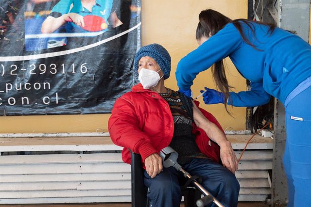 Archivo - 11 August 2021, Chile, Pucon: An older adult receives the third dose of the Coronavirus (Covid-19) vaccine, in the municipal gym of Pucon, which has been transformed into a vaccination center. Photo: Matias Basualdo/ZUMA Press Wire/dpa