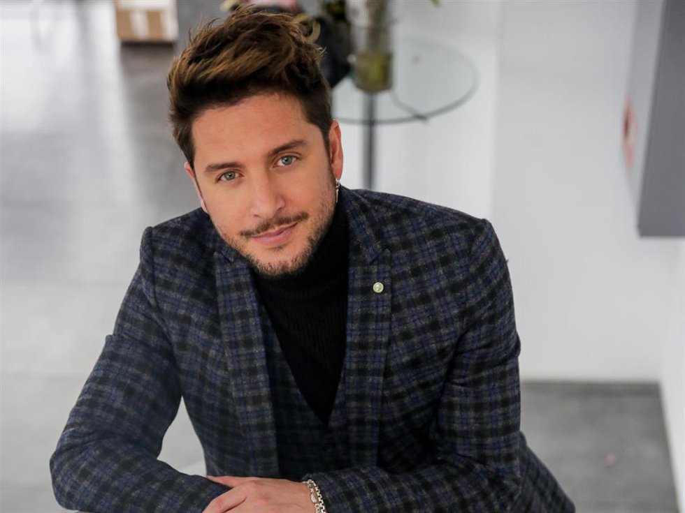 Archivo - El cantante Manuel Carrasco posa tras una entrevista de Europa Press, en Madrid a 12 de diciembre de 2019. 12 diciembre 2019 Cantante, Músico, Artista español, Ricardo Rubio / Europa Press (Foto de ARCHIVO) 12/12/2019