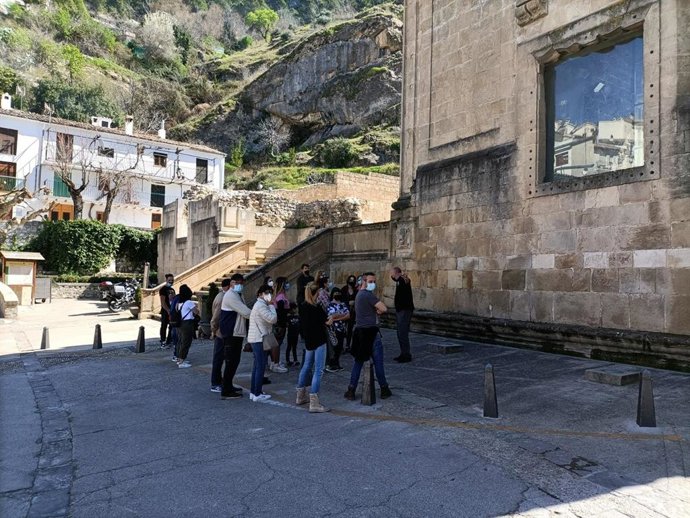 Turistas en las ruinas de Santa María