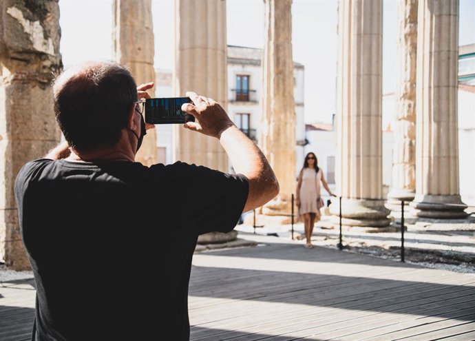Archivo - Un turista fotografía el Templo de Diana en Mérida.