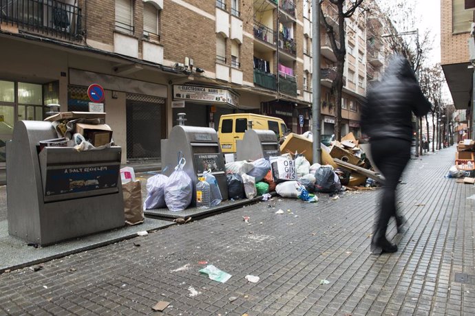 Escombraries al voltant de diversos contenidors durant la vaga indefinida de treballadors del servei de recollida d'escombraries a Salt (Girona)