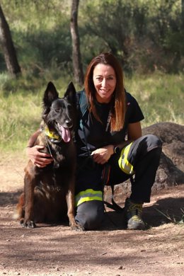 Miembro de la unidad canina del cuerpo de Bomberos del Ayuntamiento de Valncia
