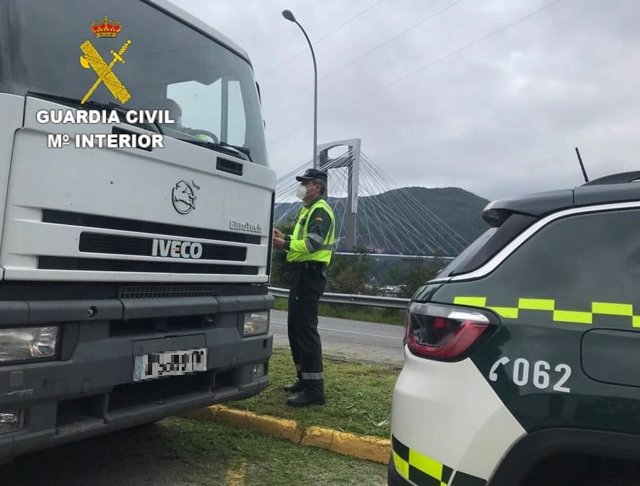 Investigan a un transportista por supuesta falsedad documental al manipular , supuestamente, el tacógrafo. Guardia Civil de A Coruña.