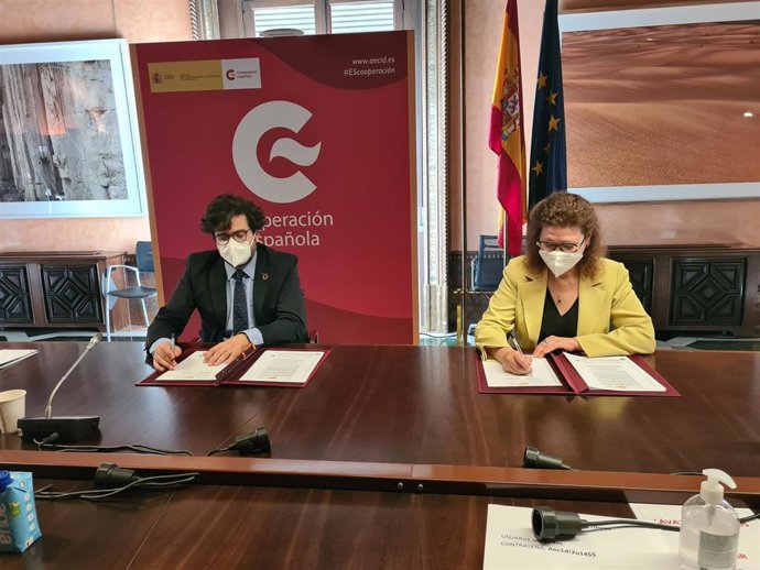 Antón Leis De (AECID) Y Mercedes Siles (ANECA) Durante La Firma Del Acuerdo.