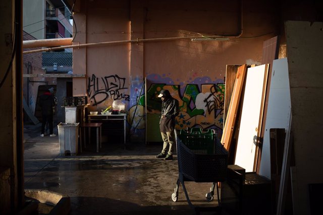 Un home a l'interior d'una nau industrial en desús ocupada al carrer Progrés de Badalona