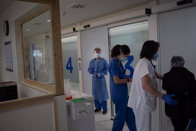 Archivo - Arxiu - Dues professionals sanitàries atenen a una dona a l'edifici Garbí-Vall d'Hebron, a Barcelona.