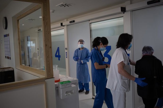 Archivo - Arxiu - Dues professionals sanitries atenen a una dona a l'edifici Garbí-Vall d'Hebron, a Barcelona.