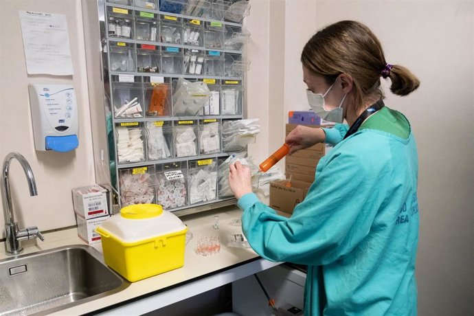 Archivo - Funcionamiento de la Unidad de Cuidados Intensivos del Hospital Álvaro Cunqueiro, Vigo, 22/01/21.