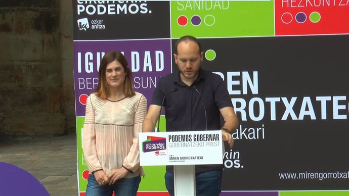 Archivo - Miren Gorrotxategi e Iñigo Martínez (Elkarrekin Podemos-IU) en un acto electoral en Durango (Bizkaia)