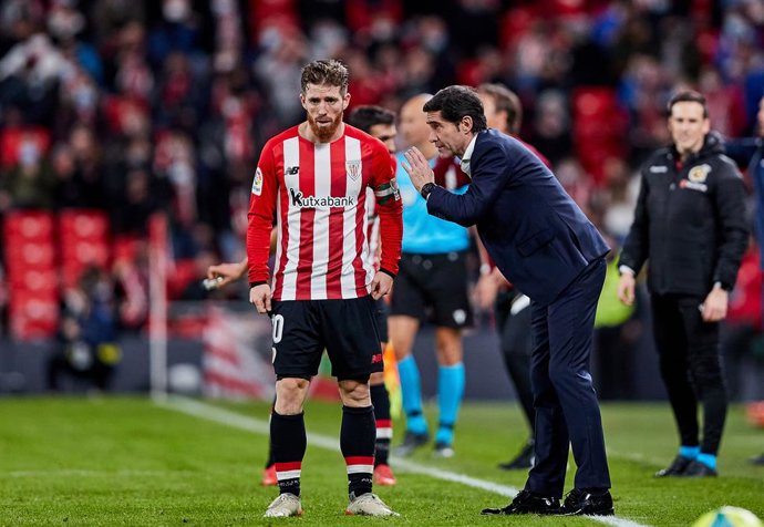 Archivo - Marcelino Garcia Toral, head coach of Athletic Club, talks to Iker Muniain of Athletic Club during the Spanish league, La Liga Santander, football match played between Athletic Club and Sevilla FC at San Mames stadium on December 10, 2021 in B