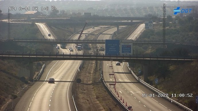 Trabajos para retirar el camión accidentado.