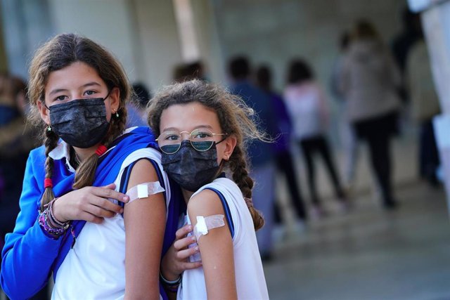 Dos niñas reciben la vacuna contra el Covid-19, en la Cidade da Cultura, a 15 de diciembre de 2021, en Santiago de Compostela, A Coruña, Galicia (España). 