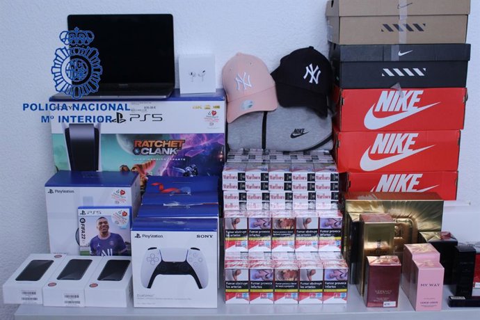 Objetos intervenidos en la operación por la que se ha detenido a cuatro personas que presuntamente realizaron compras fraudulentas con tarjetas de crédito