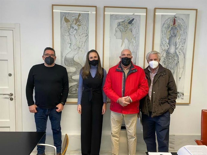 La concejal de Cultura y Fiestas, Lola Cazalilla (Adelante Cádiz), se ha reunido con representantes de la Asociación Gaditana de Belenistas.