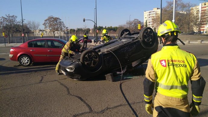 Trasladada al Hospital Royo Villanova una conductora tras volcar su vehículo en Cesáreo Alierta.