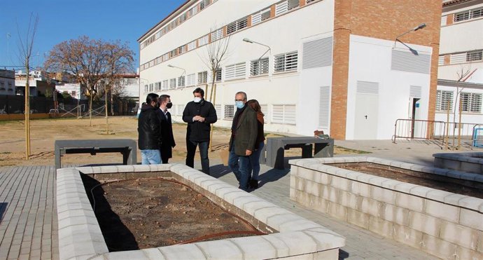 El delegado del Distrito Cerro-Amate y responsable del Hábitat Urbano y Cohesión Social, Juan Manuel Flores, en el CEIP Paulo Orosio.