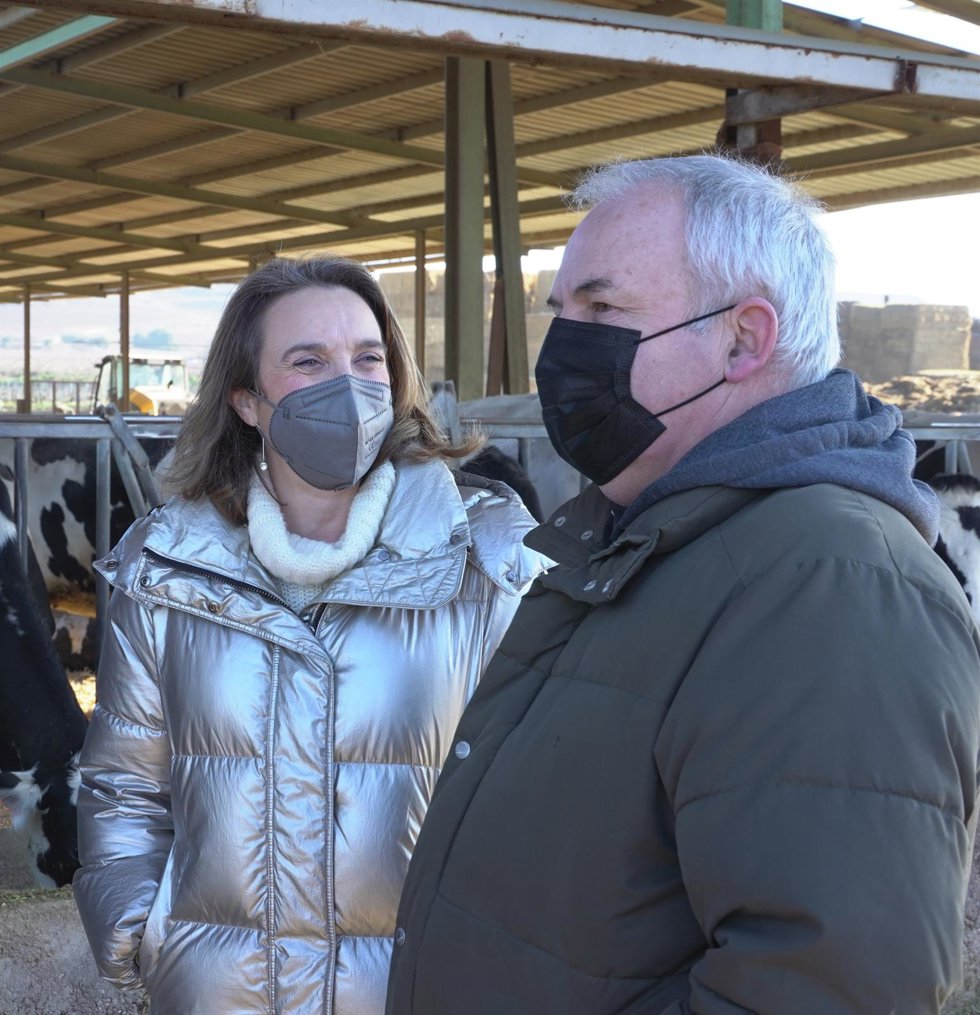 La portavoz del PP en el Congreso, Cuca Gamarra, junto al ganadero, José Manuel Ruiz, durante su visita a la Granja las Nieves
