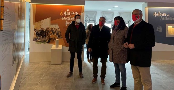 La consejera Begoña García Bernal en la inauguración del Centro de Interpretación del Queso y las Carantoñas de Acehúche.
