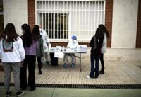Los colegios gallegos recibirán desde este lunes 37.500 test de antígenos en saliva para niños de 5 a 11 años