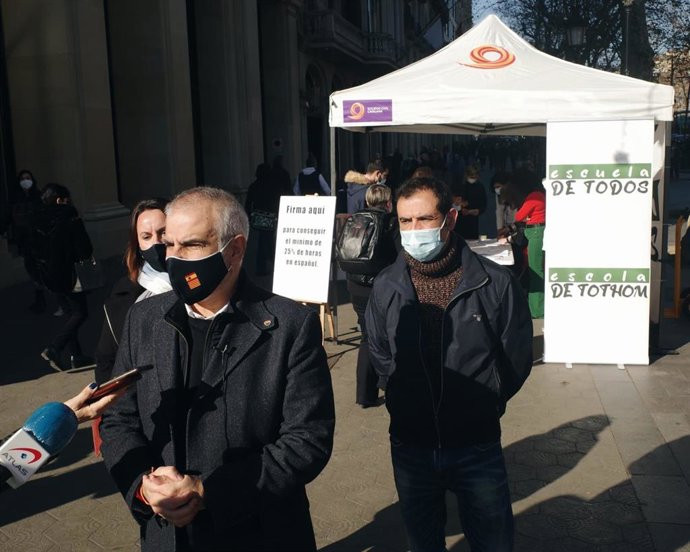El líder de Cs en Catalunya, Carlos Carrizosa, frente a la carpa de la entidad 'Escuela de Todos' en Barcelona.