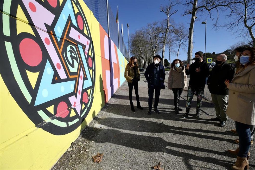 El Consejero De Industria, Turismo, Innovación, Transporte Y Comercio, Javier López Marcano, Y La Alcaldesa De Comillas, Teresa Noceda, Entre Otros, Visitan El Mural Signo Y Seña, Pintado Por El Artista Cántabro Néstor Del Barrio
