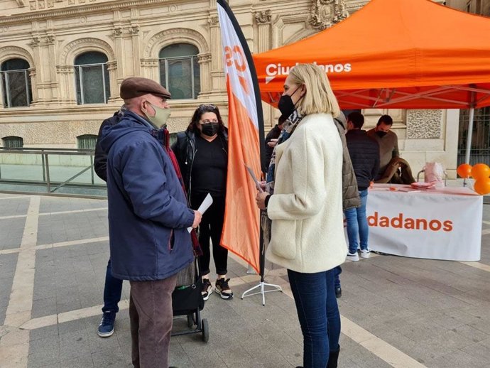 La portavoz de Cs en el Ayuntamiento de Palma, Eva Pomar, en la carpa informativa instalada por la formación naranja en la Rambla.