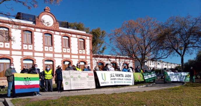 Un centenar de personas de toda la provincia concentradas en defensa del transporte ferroviario de Linares