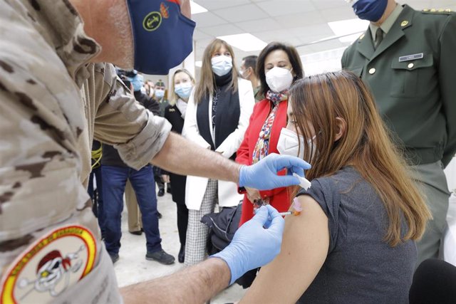 La consejera de Sanidad, Sira Repollés y la ministra de Defensa, Margarita Robles, mientras un militar vacuna a una mujer, durante su visita a la Unidad de Vacunación del Hospital General de la Defensa, en Zaragoza, Aragón, (España). 