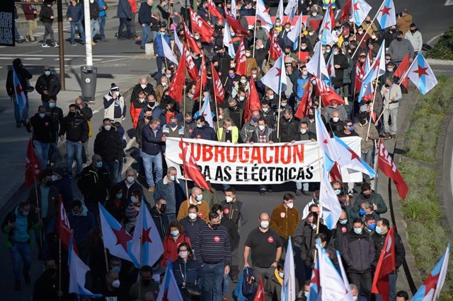 Varias personas participan en una movilización convocada por CIG-Industria, de trabajadores del metal, desde la Plaza de Vigo hasta la sede de la Confederación de Empresarios en la Plaza Luis Seoane