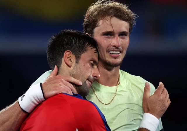 Archivo - Novak Djokovic y Alexander Zverev