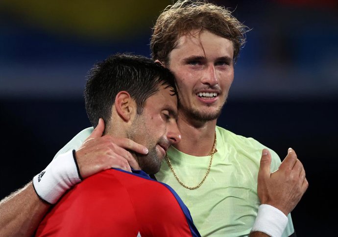 Archivo - 30 July 2021, Japan, Tokyo: German tennis player Alexander Zverev (R) celebrates victory after defeating Serbia's Novak Djokovic in the men's singles semifinal match at Ariake Tennis Par, in teh ocurse of the Tokyo 2020 Olympic Games. Photo: J