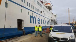 Personal de Atenor junto al África Mercy de la ONG