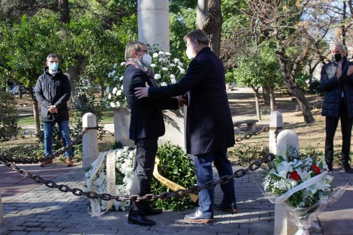 El presidente de la Generalitat, Ximo Puig,  y el hijo de Manuel Broseta, Pablo Broseta, en el homenaje por el 30 aniversario de su asesinato a manos de ETA