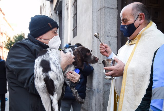 Un sacerdote realiza la tradicional bendición de animales en la Parroquia de San Antón durante el día del patrón de los animales, a 17 de enero de 2022