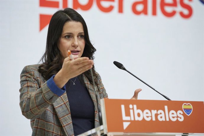 La líder de Cs,  Inés Arrimadas, compareix després d'una reunió del Comit Permanent del partit, a la seu nacional de Cs