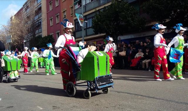 Archivo - Desfile de comparsas del Carnaval de Badajoz, foto de archivo