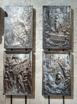 Fotografías de los 12 relieves de alabastro del retablo del Santo Cáliz instaladas en la Catedral de Valncia