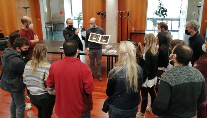 Jordi Bernadó imparte un taller en Huesca para fomentar la creatividad y la capacidad narrativa de la fotografía.