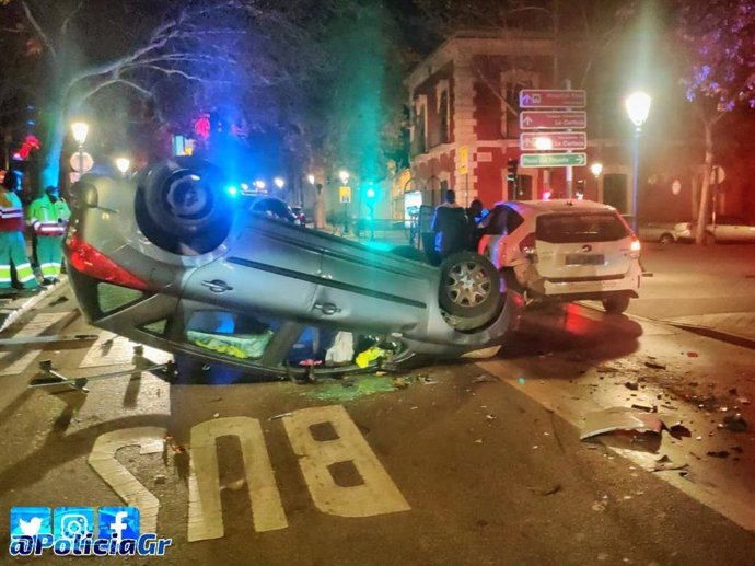 El turismo volcó tras chocar con el taxi, parado en un semáforo en rojo en la avenida del Hospicio.